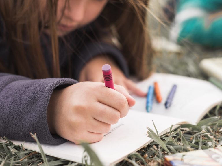 anonymous-girl-drawing-grass